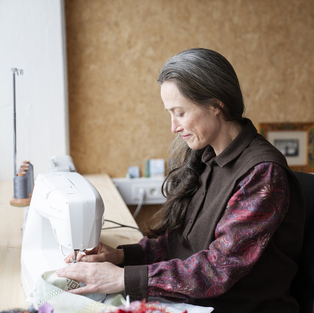 Turi Rudningen i nøysøm studio syr og lærer deg å reparere med symaskin