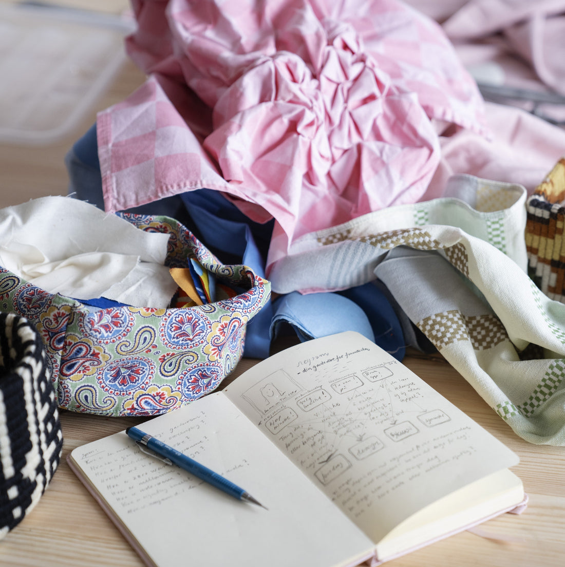 nøysøm er et kreativt studio som har læringsverksteder. bilde av skissebok og stoff