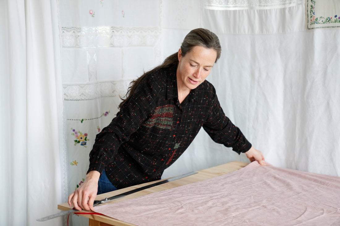 Turi Rudningen i nøysøm studio måler opp stoff til zero waste design