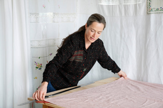 Turi Rudningen i nøysøm studio måler opp stoff til zero waste design