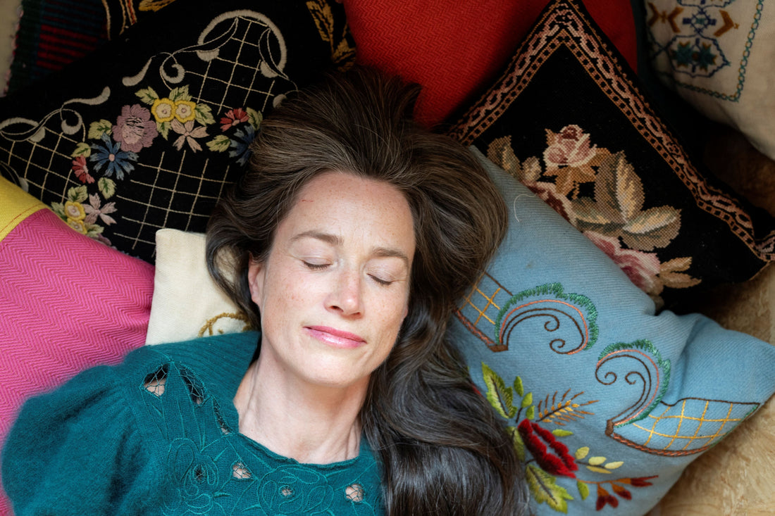 Turi Rudningen i nøysøm snakker om en omsorgsfull hverdag i sine foredrag her illustrert med hvil i putekroken i nøysøm studio