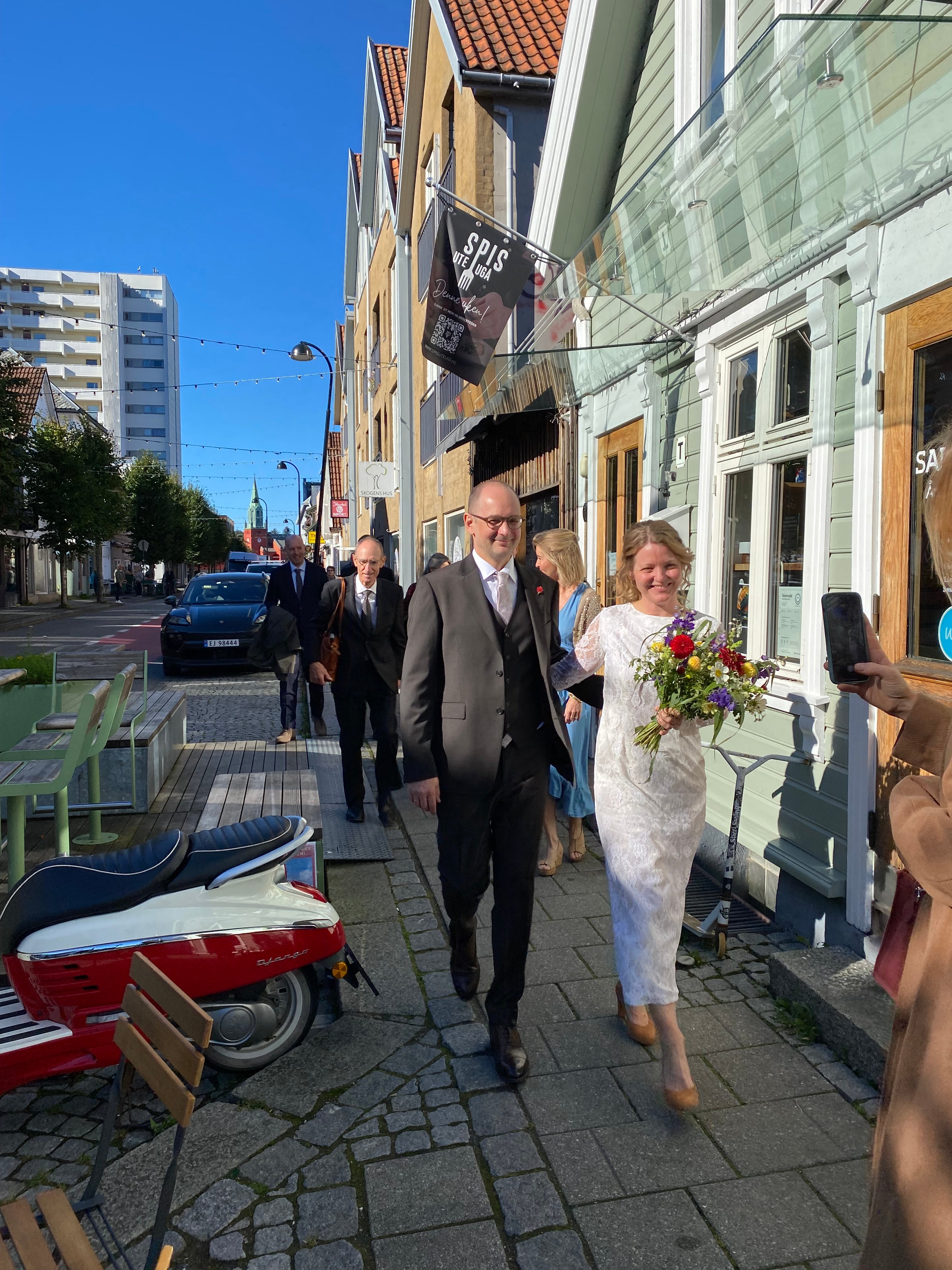 Brudekjole i unik redesign av nøysøm