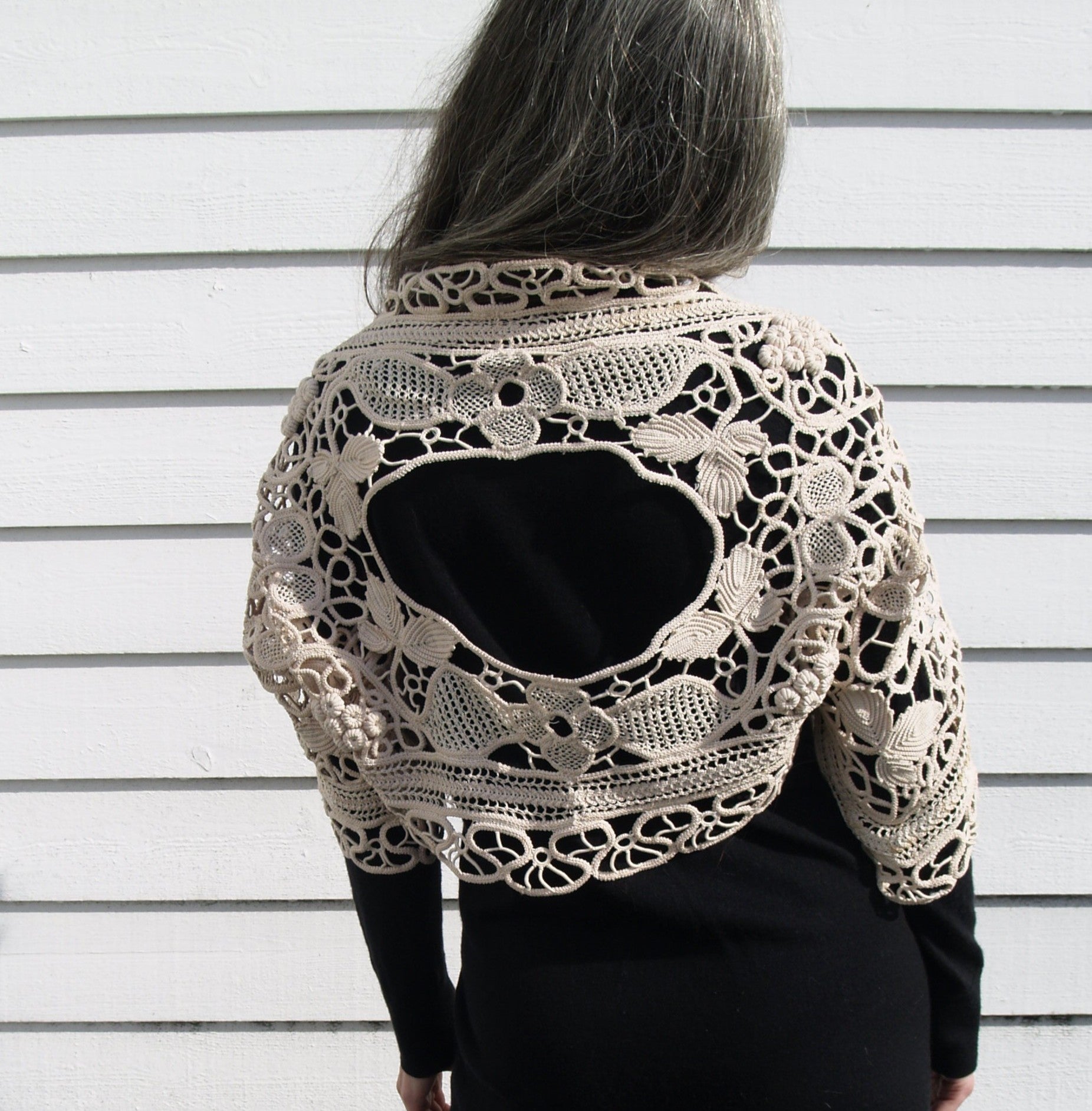 Heklet duk kan brukes på mange måter med nøysøm unik design