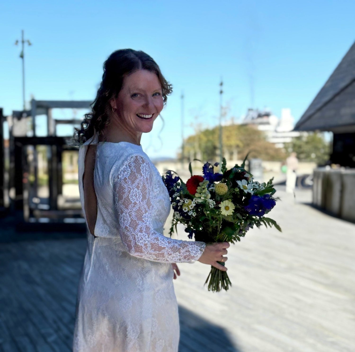 Susanne i redesignet brudekjole som moren giftet seg i, unik nøysøm design