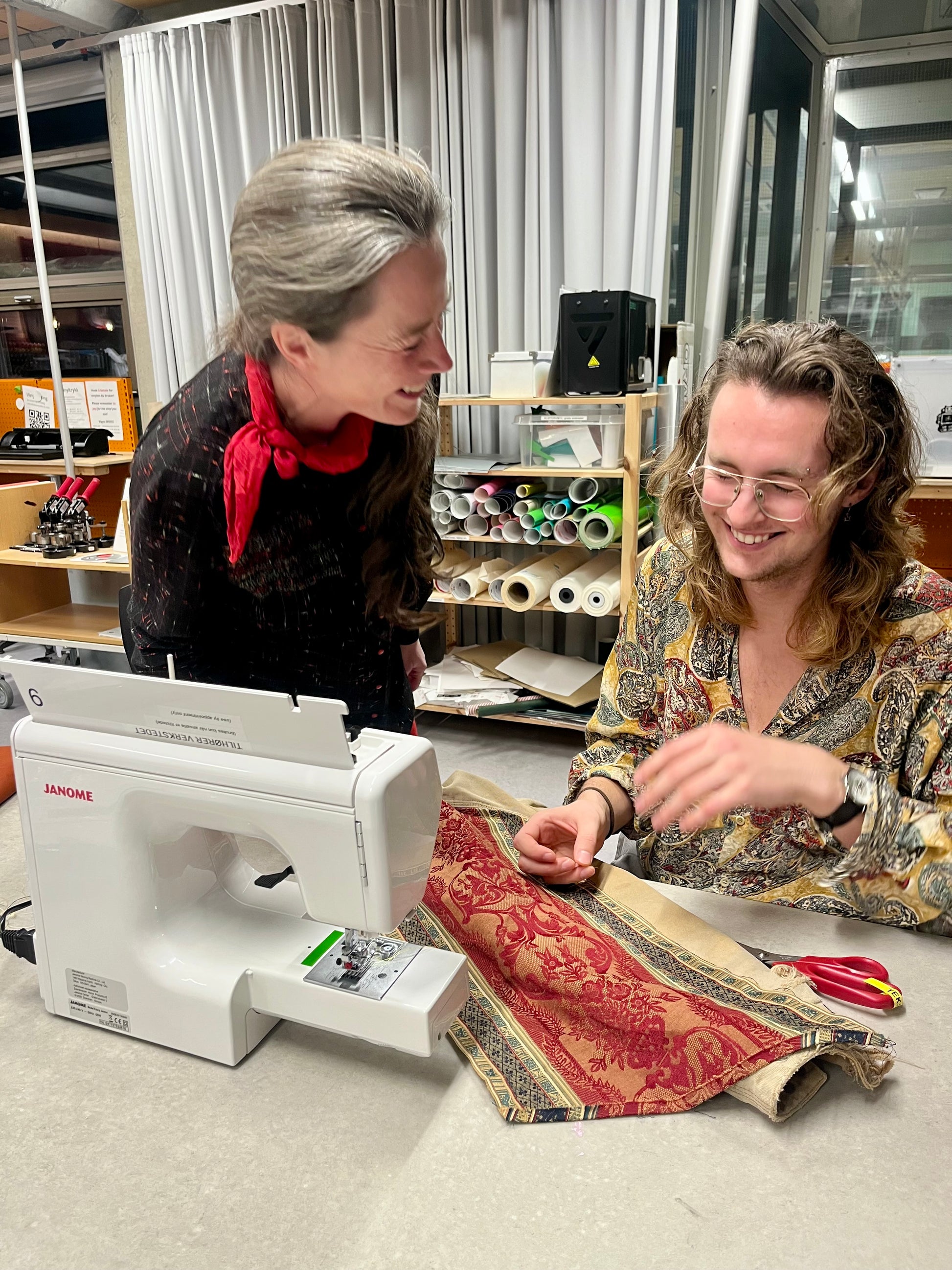 Bildet viser Turi Rudningen som hjelper deltaker på redesignkurs med å få et plagg han ikke bruker inn i garderoben igjen.