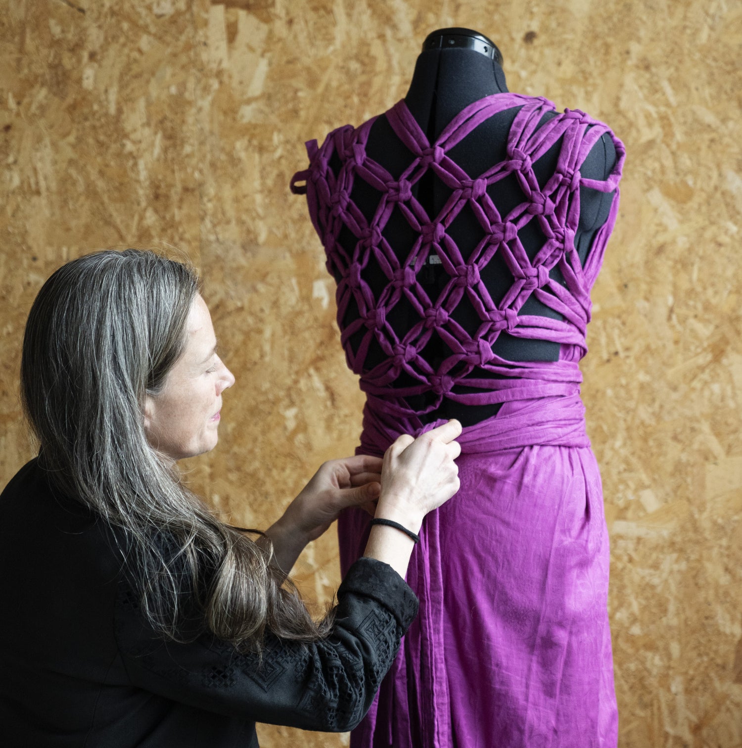 Turi Rudningen med makrame- kjolen fra kolleksjonen storleik til nøysøm- plagg som passer flere kropper