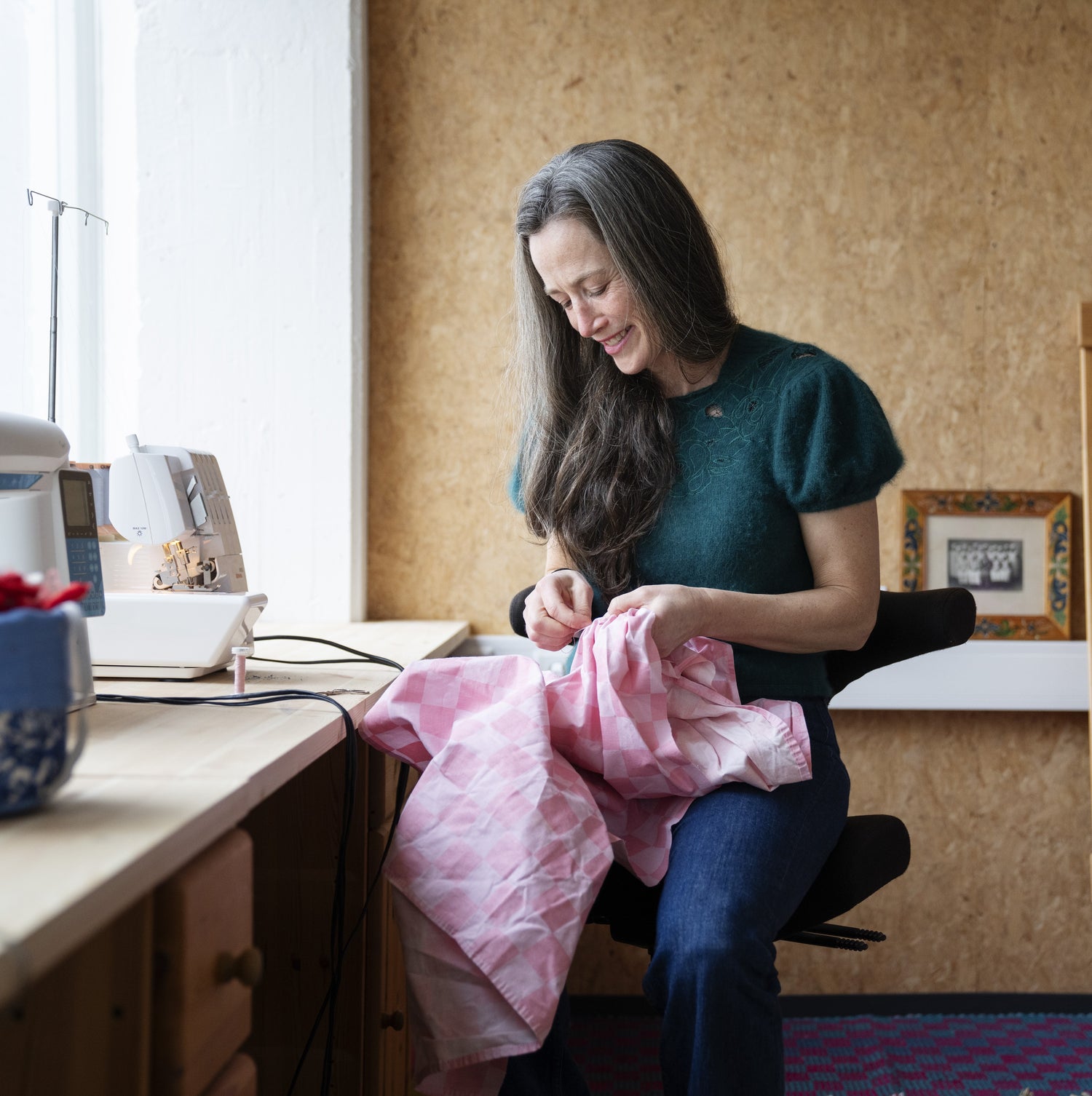 Turi Rudningen syr i nøysøm studio