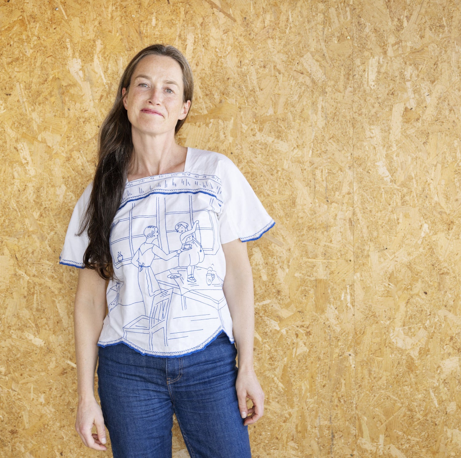 Turi Rudningen har på t- skjorte laget av pyntehåndkle fra kolleksjonen varleik, et zero waste design av nøysøm