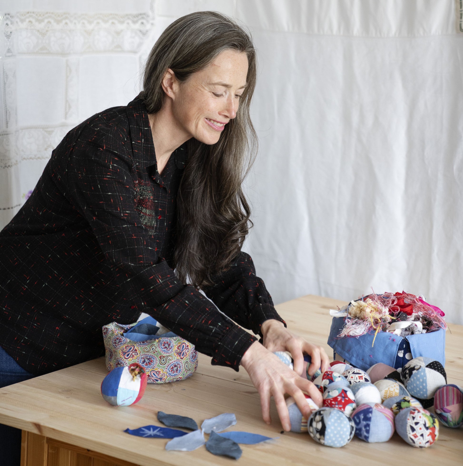 Bildet viser Turi Rudninge som har produkter hun har sydd av stoffrester til kurset sy uten søppel: zero waste og restesøm