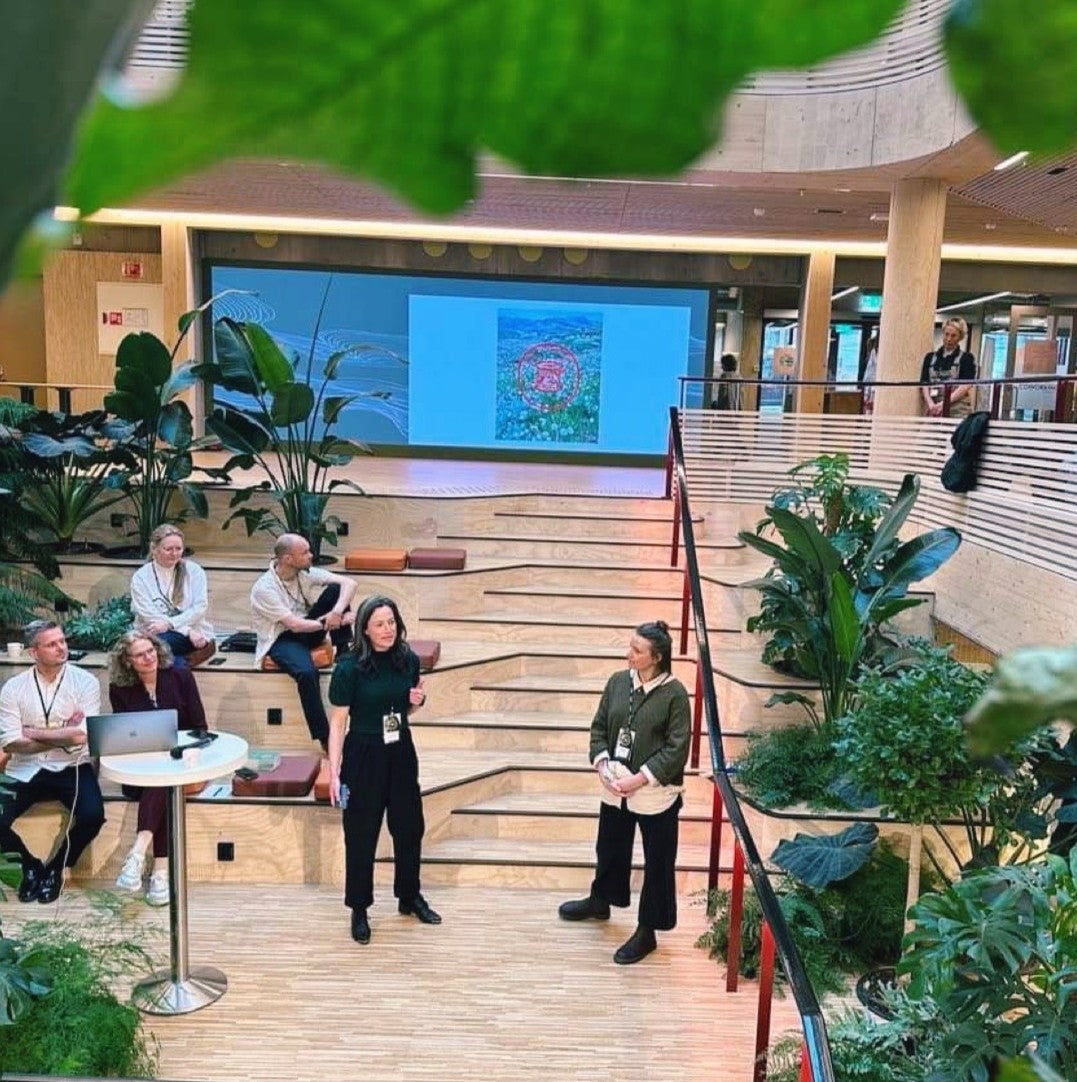 Turi Rudningen holder presentasjon om ReTuren syverksted på sirkulærfestivalen til Næringsforeningen sammen med Eleonore Hatfield