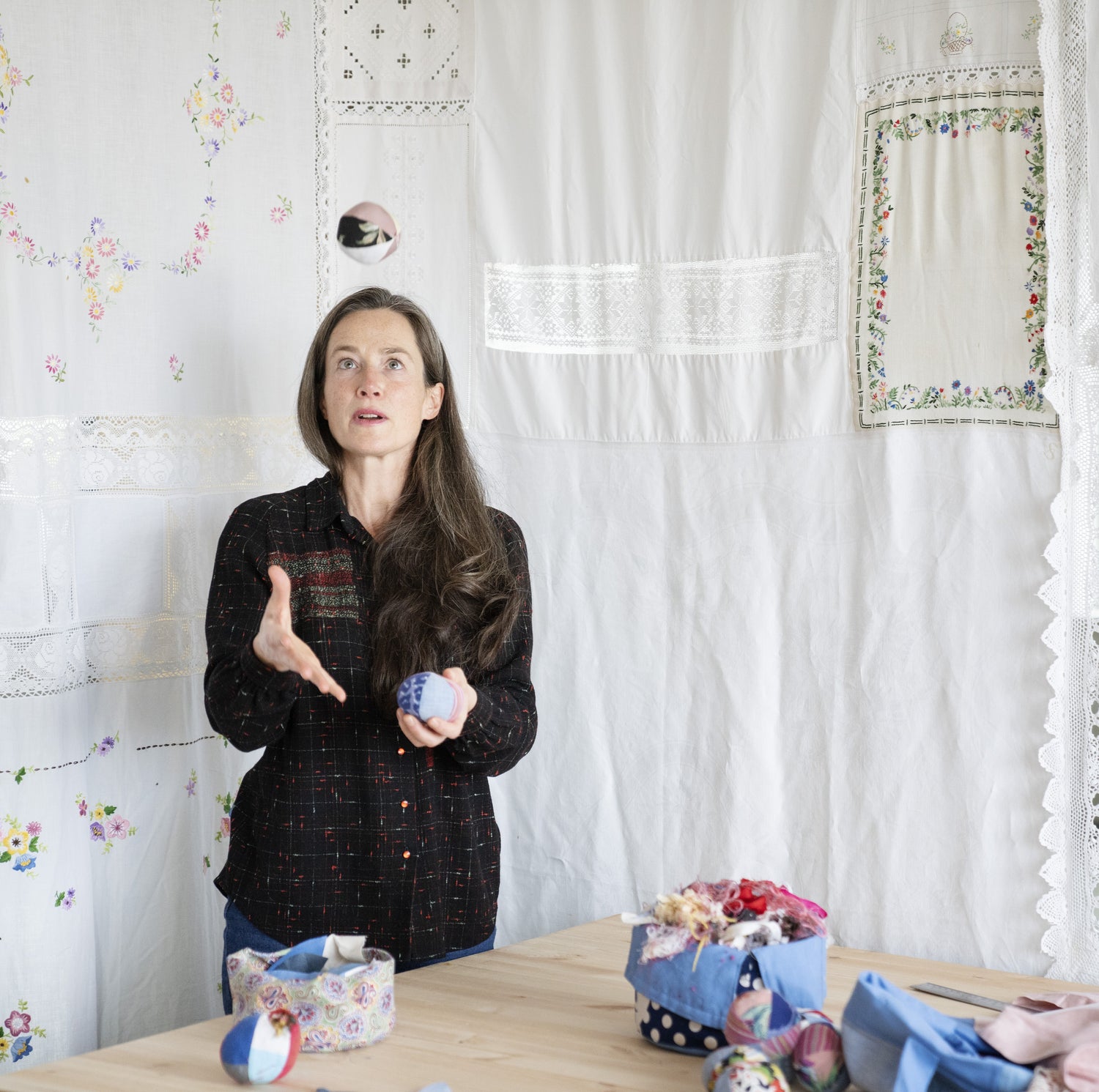Turi Rudningen sjonglerer med sjongleringsballer sydd av stoffrester i nøysøm studio