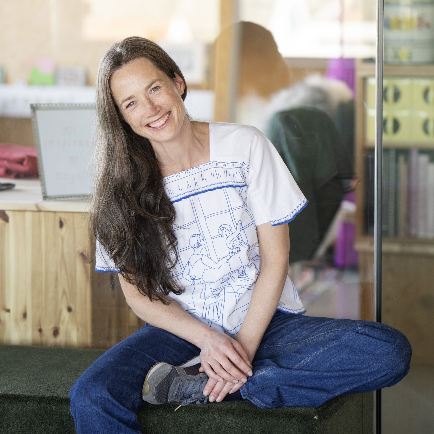 Turi Rudningen i egen kolleksjon fra nøysøm utenfor det kreative studioet