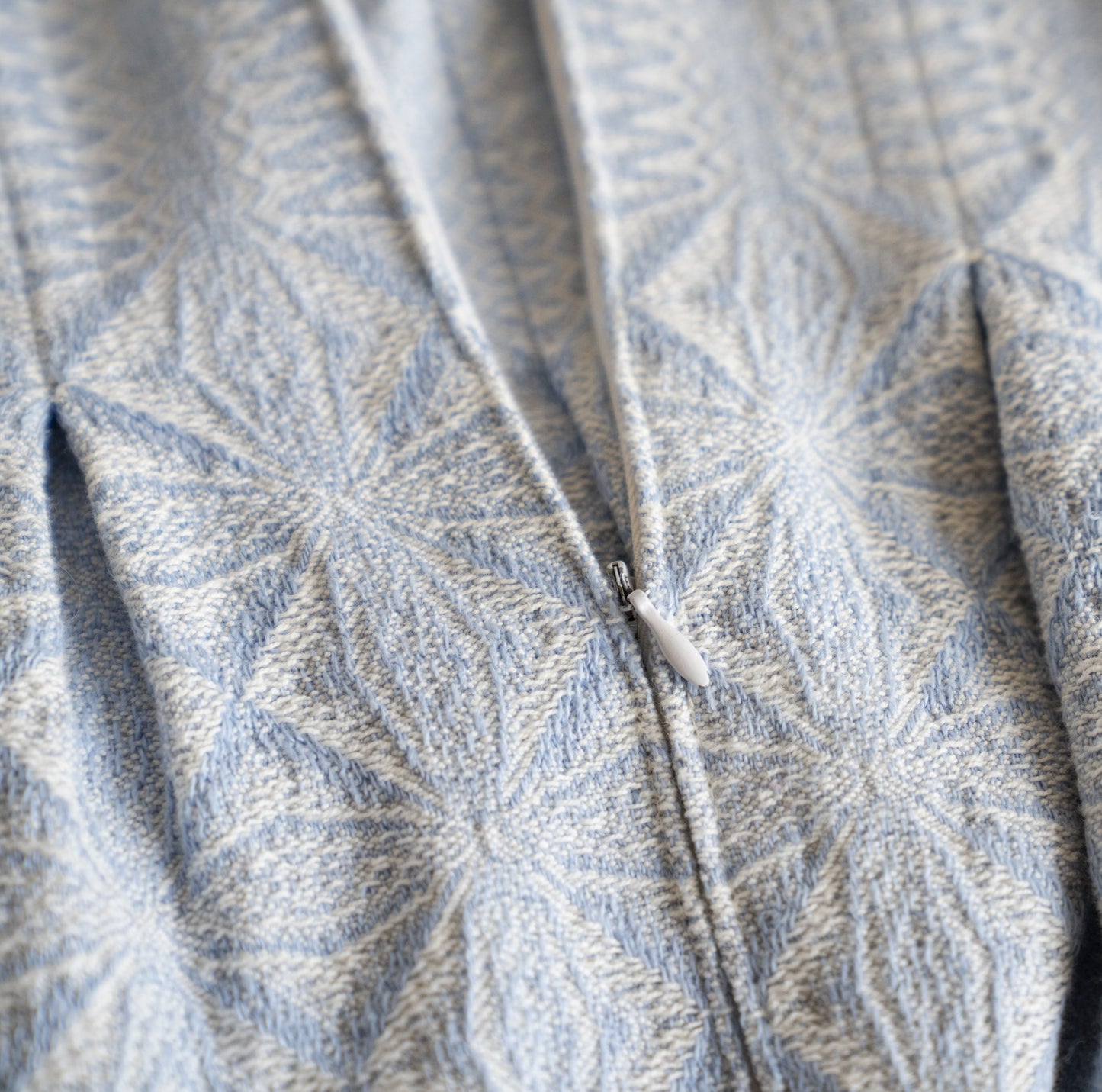 Bildet viser sydd glidelås og illustrerer sykurs i reparasjon med symaskin