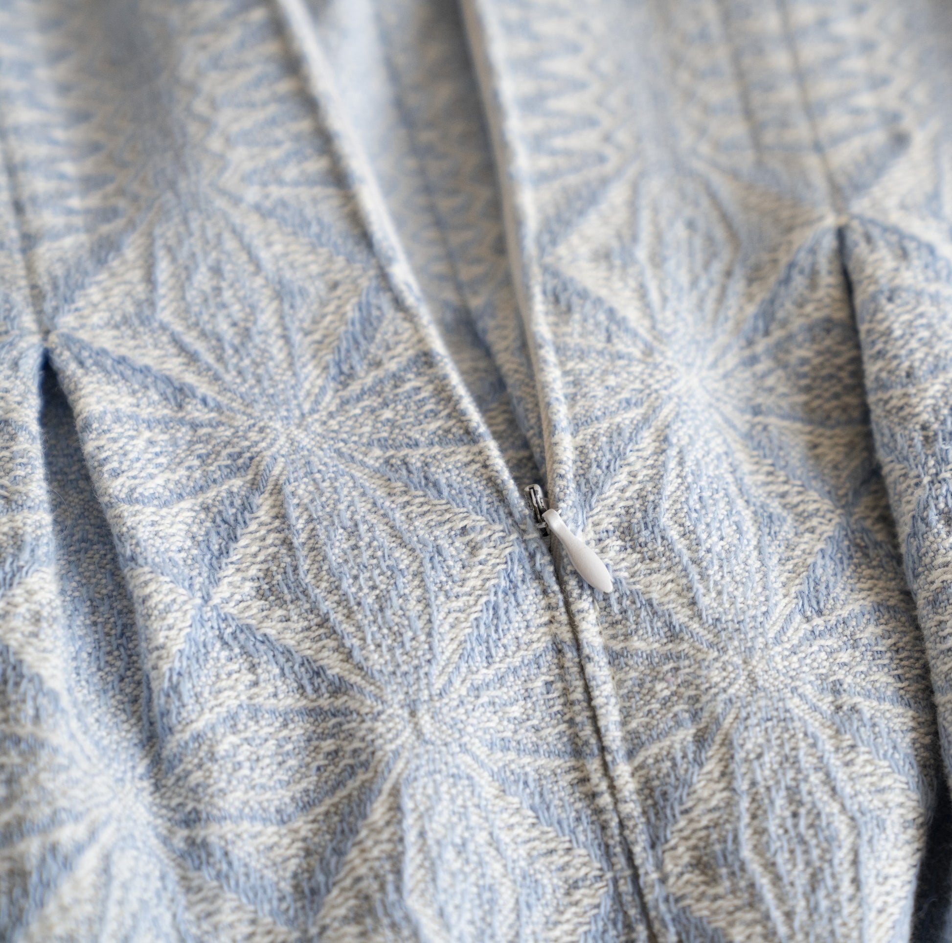 Bildet viser sydd glidelås og illustrerer sykurs i reparasjon med symaskin