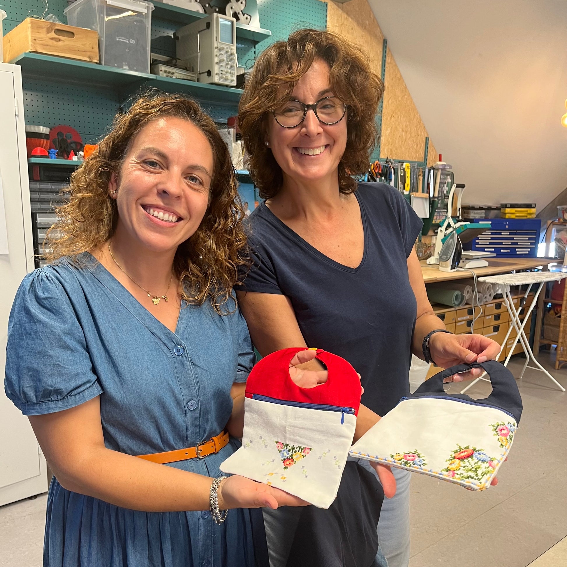 Bildet viser to glade personer som har lært å sy på nybegynnerkurs symaskin