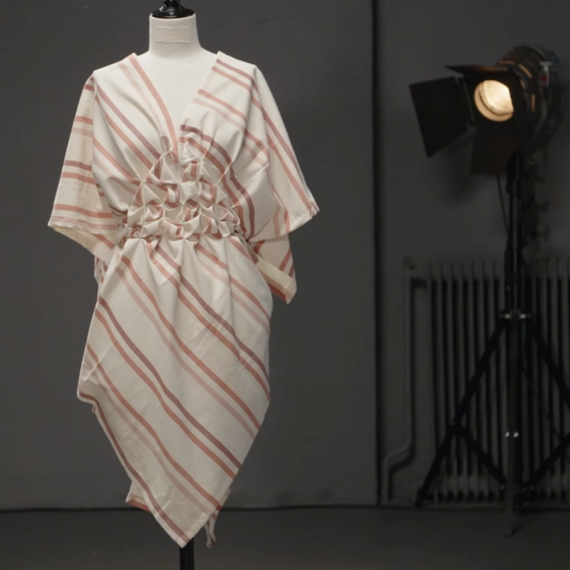 Bildet viser et zero waste design av en kjole som du kan kjøpe symønster av.